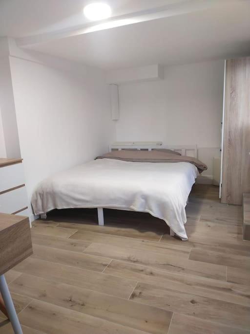 Appartement 2 Piece Avec Terrasse Ensoleille à Suresnes Extérieur photo